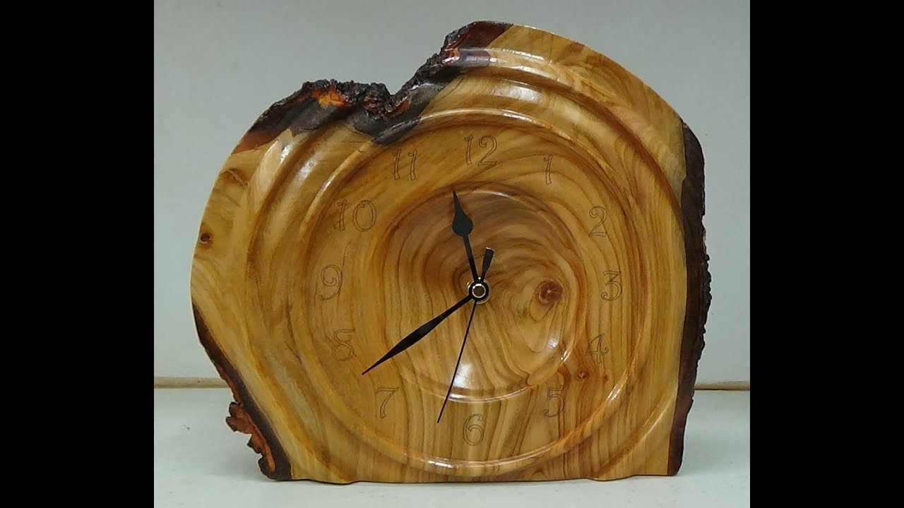Tournage d'une horloge en cerisier avec les chiffres gravés au laser