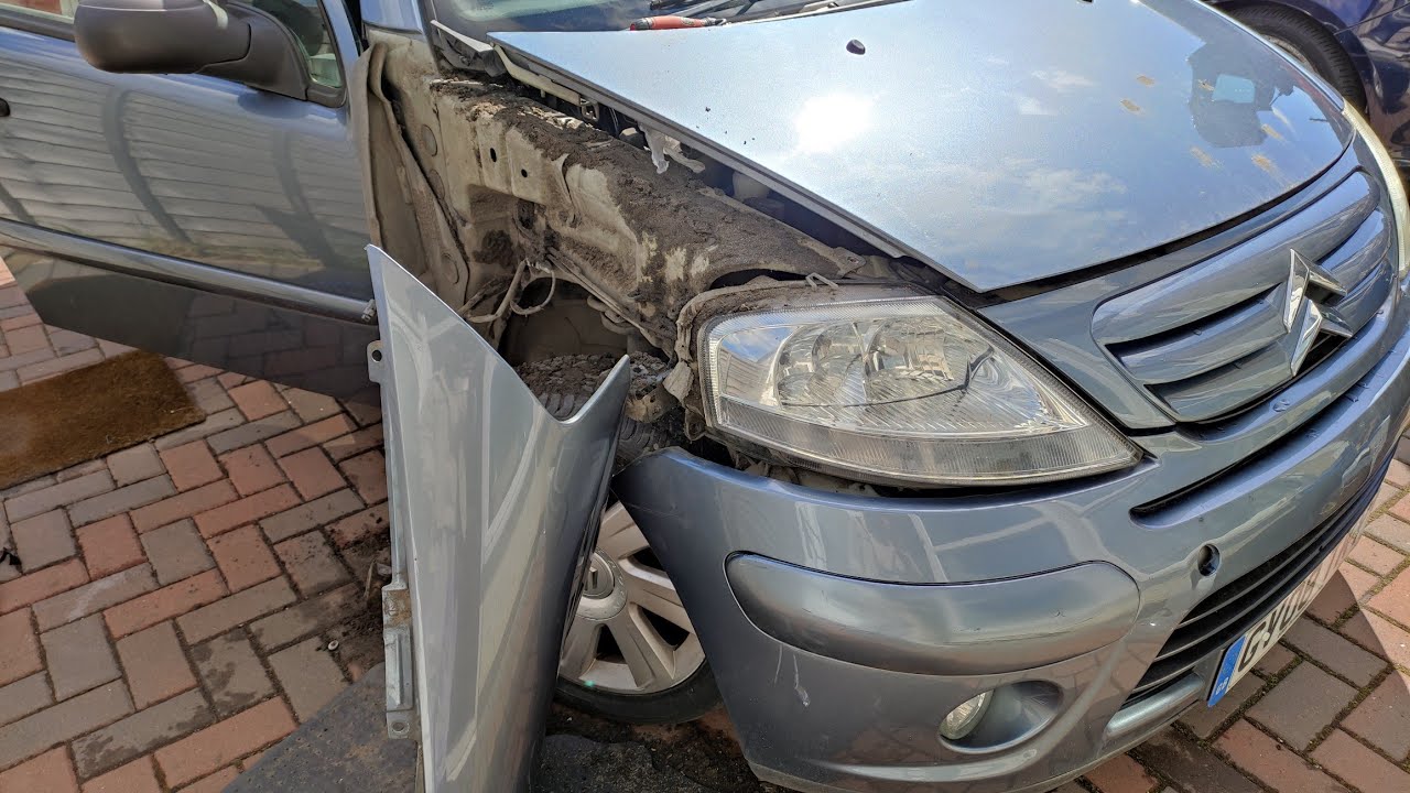 ПЕРЕВОРАЧИВАЕМ МАШИНЫ: Citroen C3 — замена кошмарного крыла 😩😩