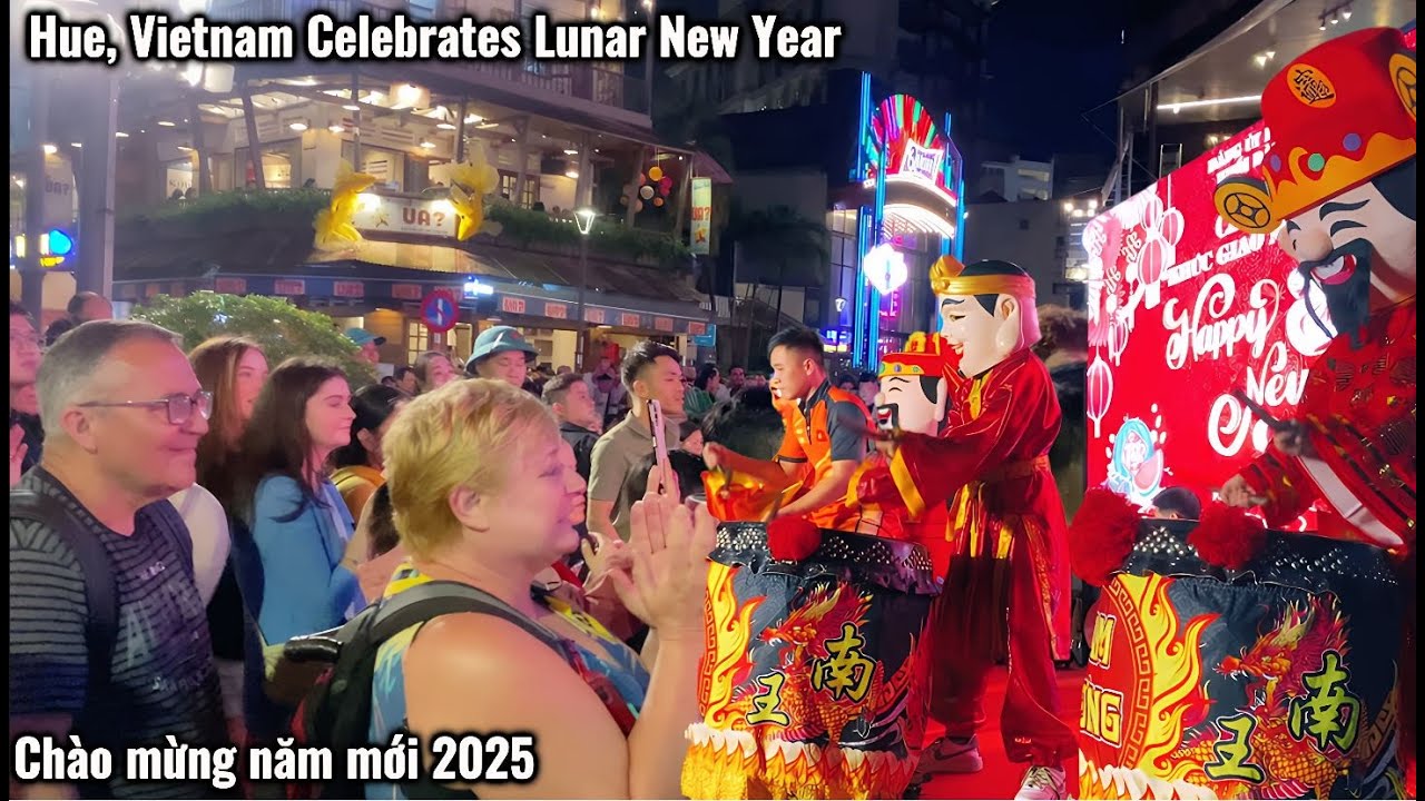Hue Vietnam Celebrates Best Lunar New Year different cultures / Đường đi bộ ở Huế chào mừng xuân