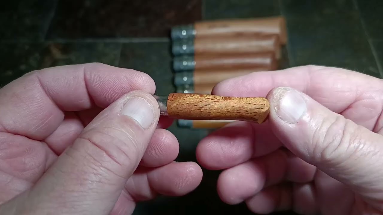 Opinel manche en bois de hêtre et matériel d'affûtage.#26#
