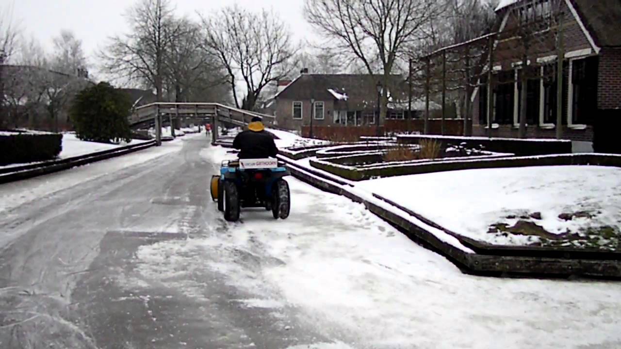 Schaatsen : De  sneeuwschuiver in Giethoorn Noord aan het werk, vrijdag 25 jan. 2013