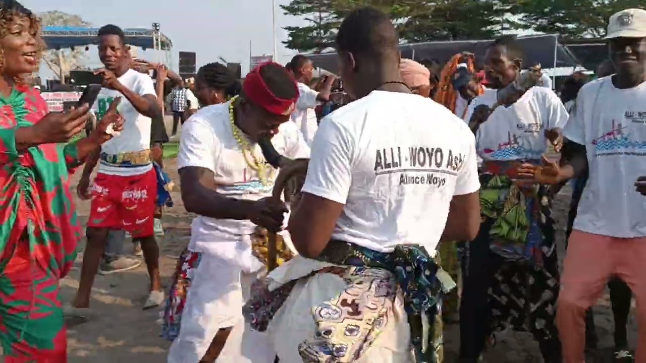 Culture woyo.  intronisation et investiture du Président National de l'alli-woyo robert NIONDO
