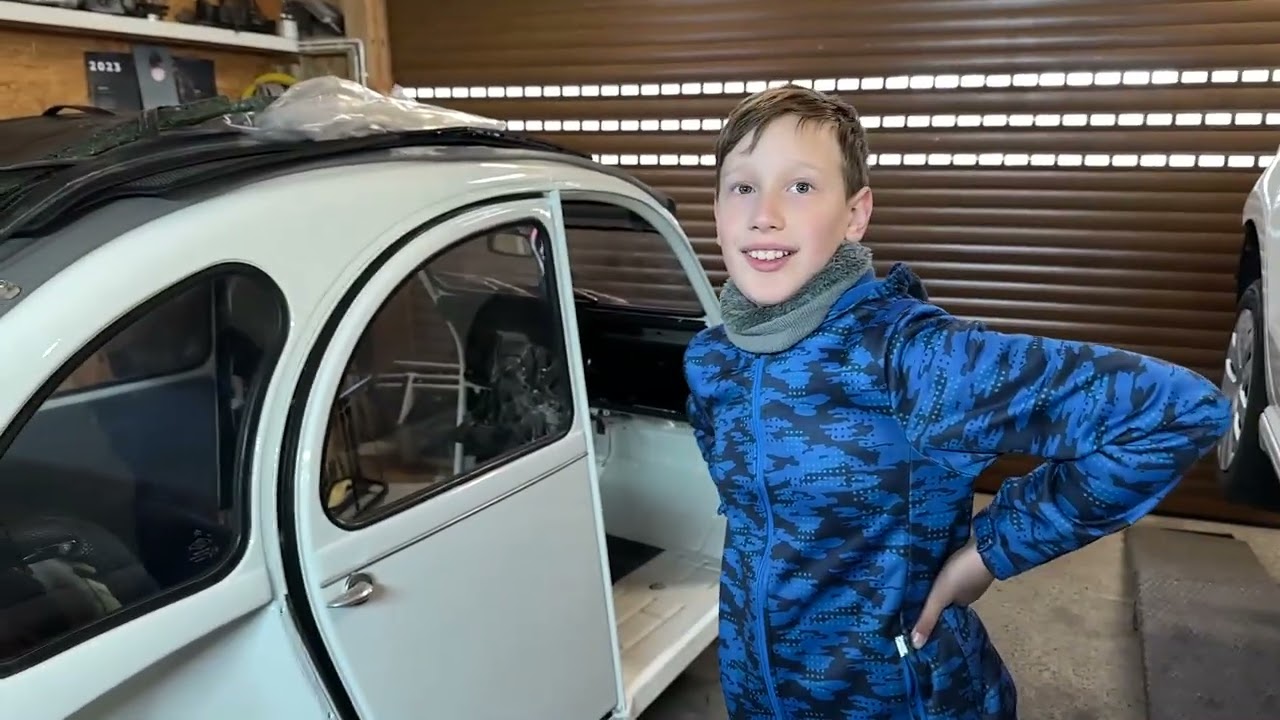 Citroen 2CV - składanie karoserii po renowacji