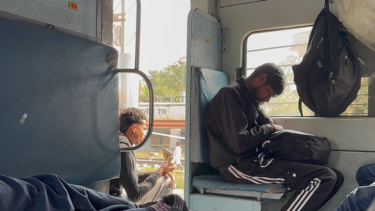 Train के जनरल ड़िब्बे में मिला खतरों का खिलाड़ी #railway #railwaycontent 