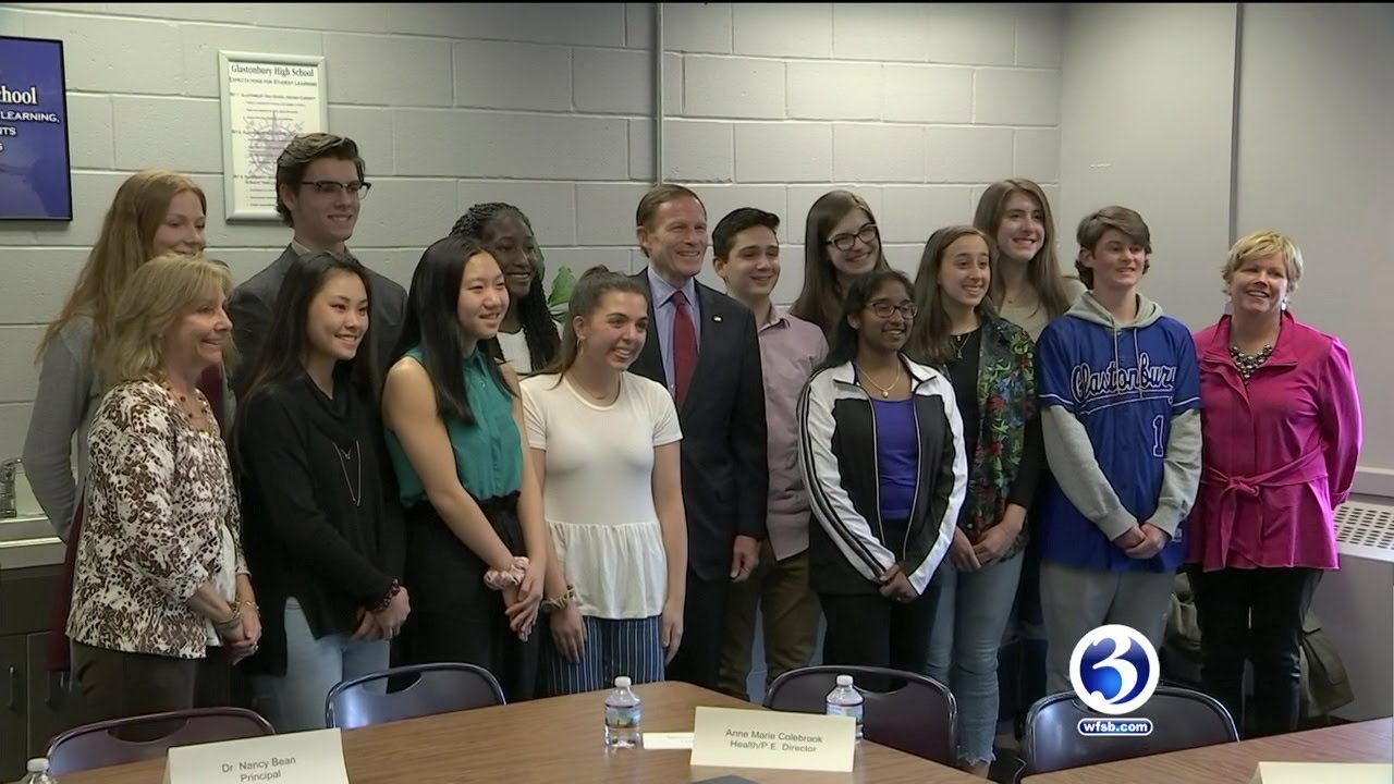 VIDEO: Senator discusses federal vaping legislation with students, parents