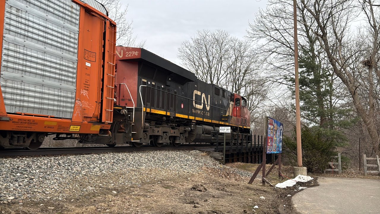 CN Q116 goes over the bridge in Fenton