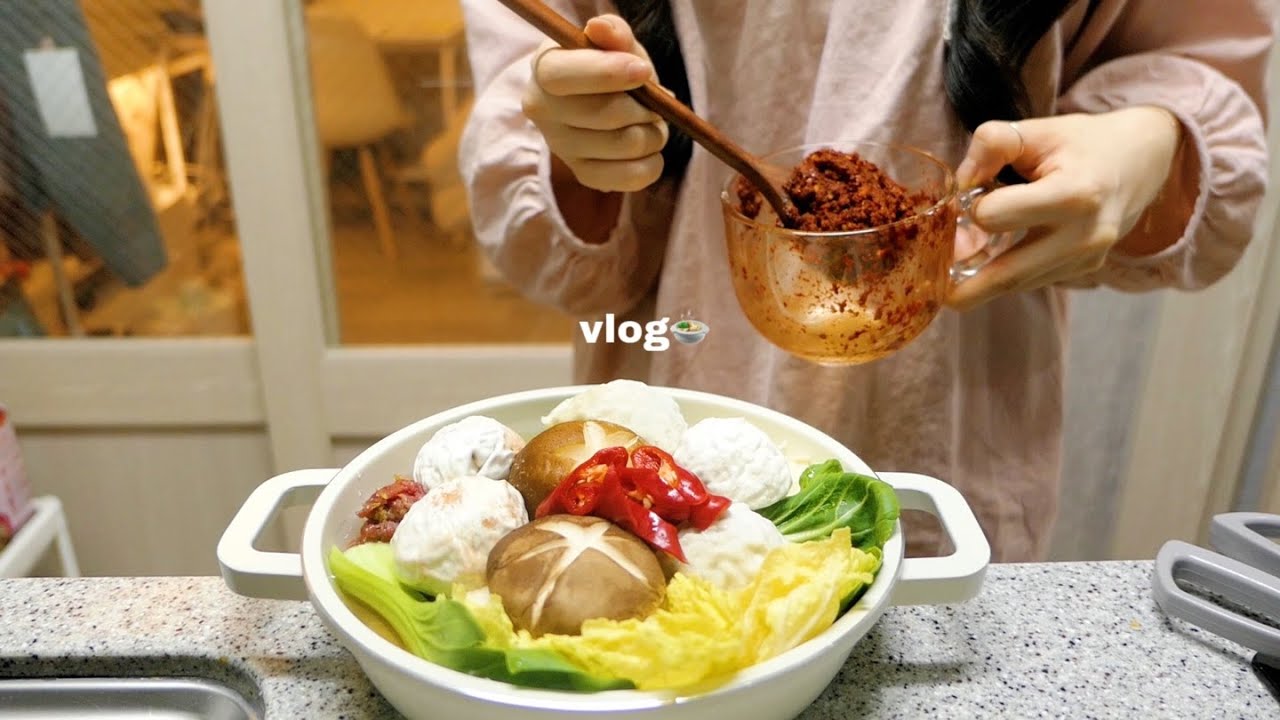 vlog | 자취생의 설연휴 일상 🍡알록달록 삼색전과 칼칼한 버섯 만두 전골 🍲 만들고 취미로 컬러링북 색칠하기