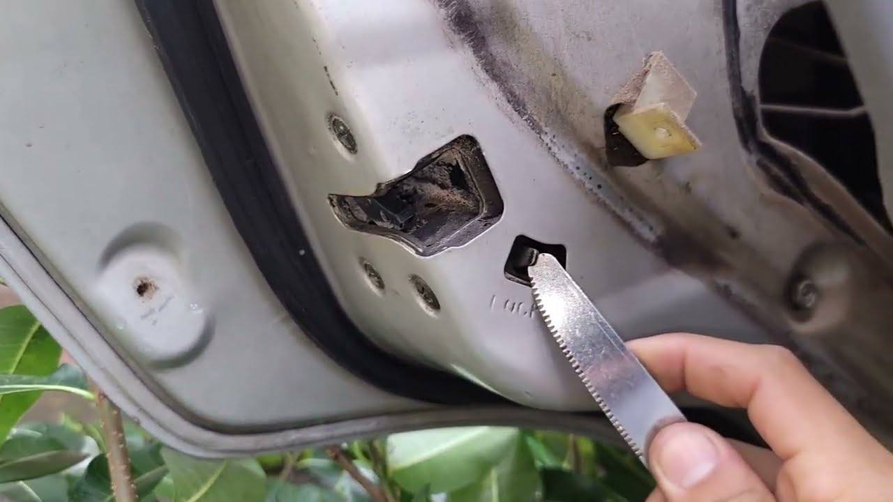 Cómo abrir una puerta de carro que no abre por fuera ni por dentro