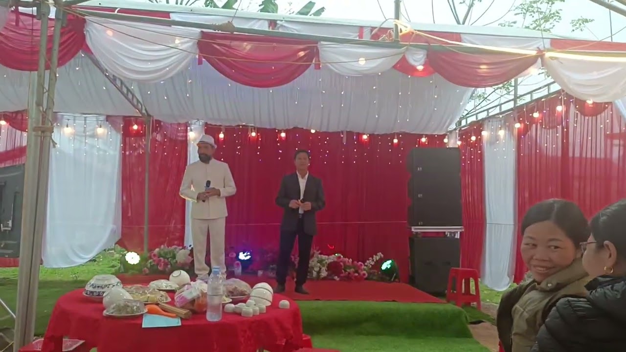 Anh nghệ sĩ người kinh ( đóng phim người phán sử) Song ca với anh ca sĩ người Tày.