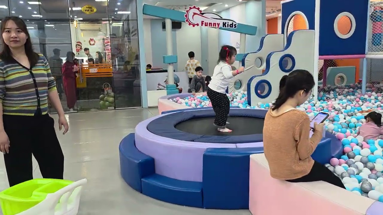 Coca đi nhà bóng ( Mùng 3 Tết)