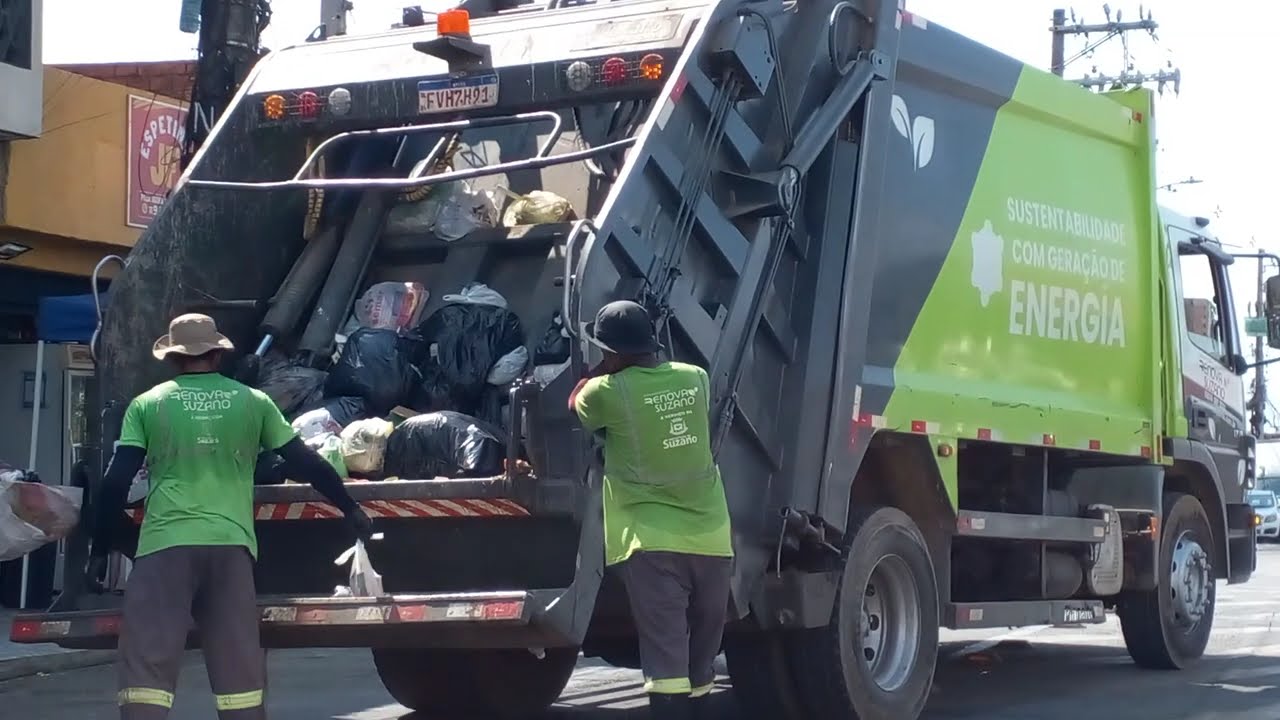 Coletores de Lixo Trabalhando no Jardim Europa Suzano 