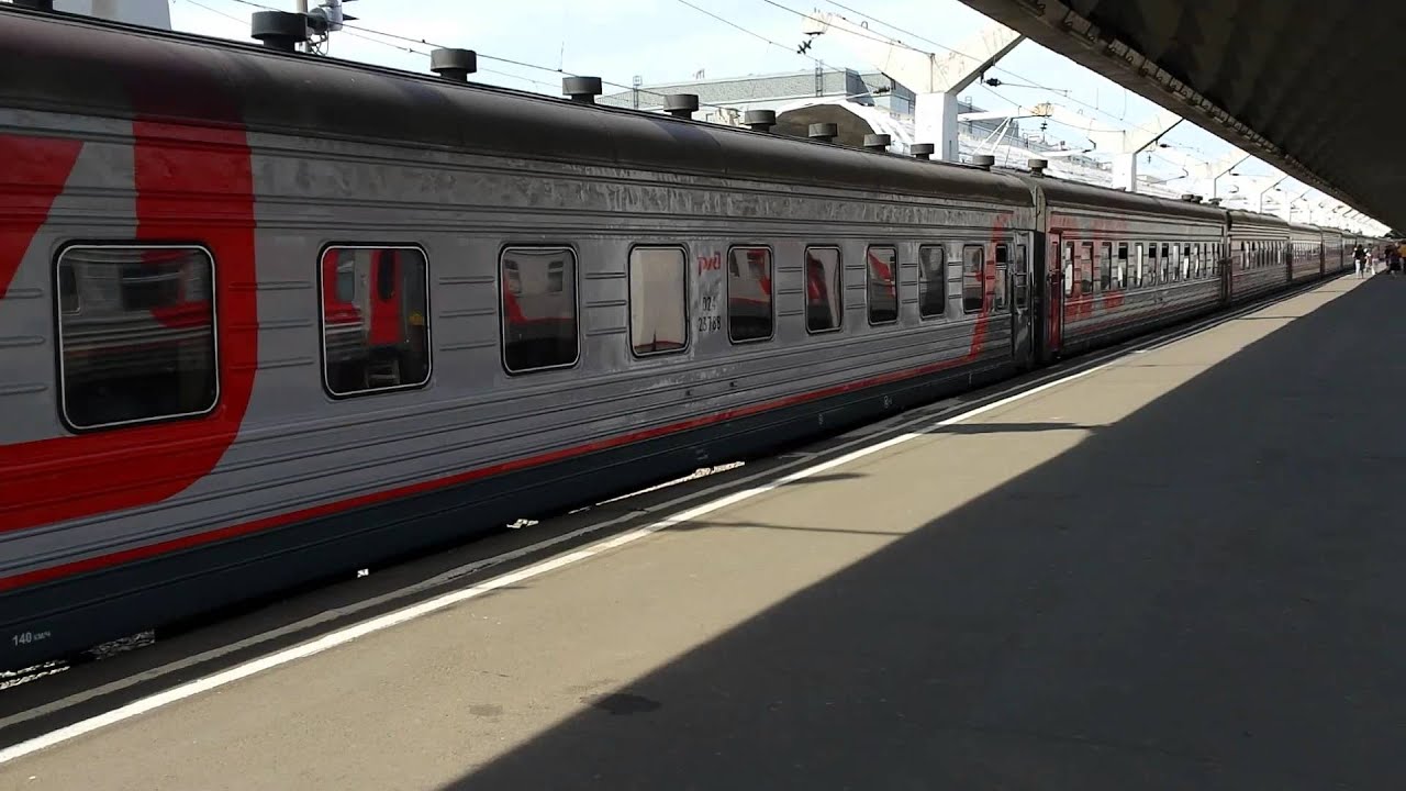 ЭП2К-147 с поездом №131Г Санкт-Петербург-Ижевск отправился с Московского вокзала г. СПБ.