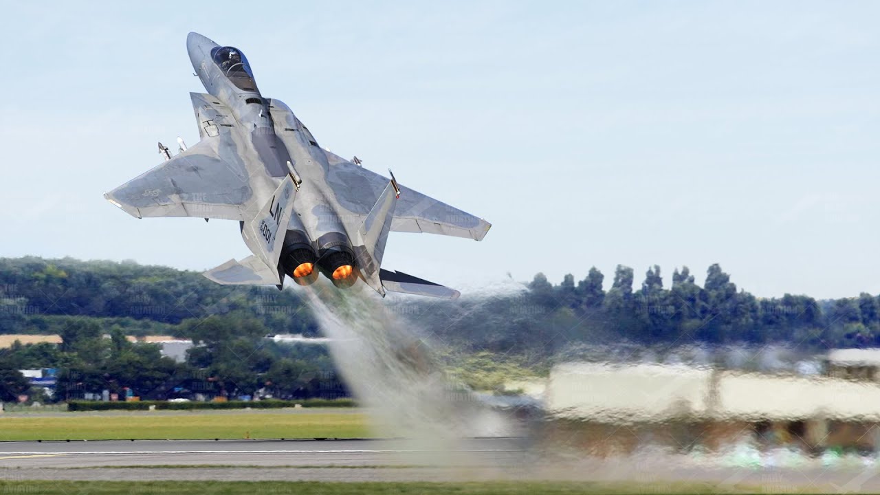 Skilled US F-15 Pilot Goes Vertical During Take Off at Full Afterburner