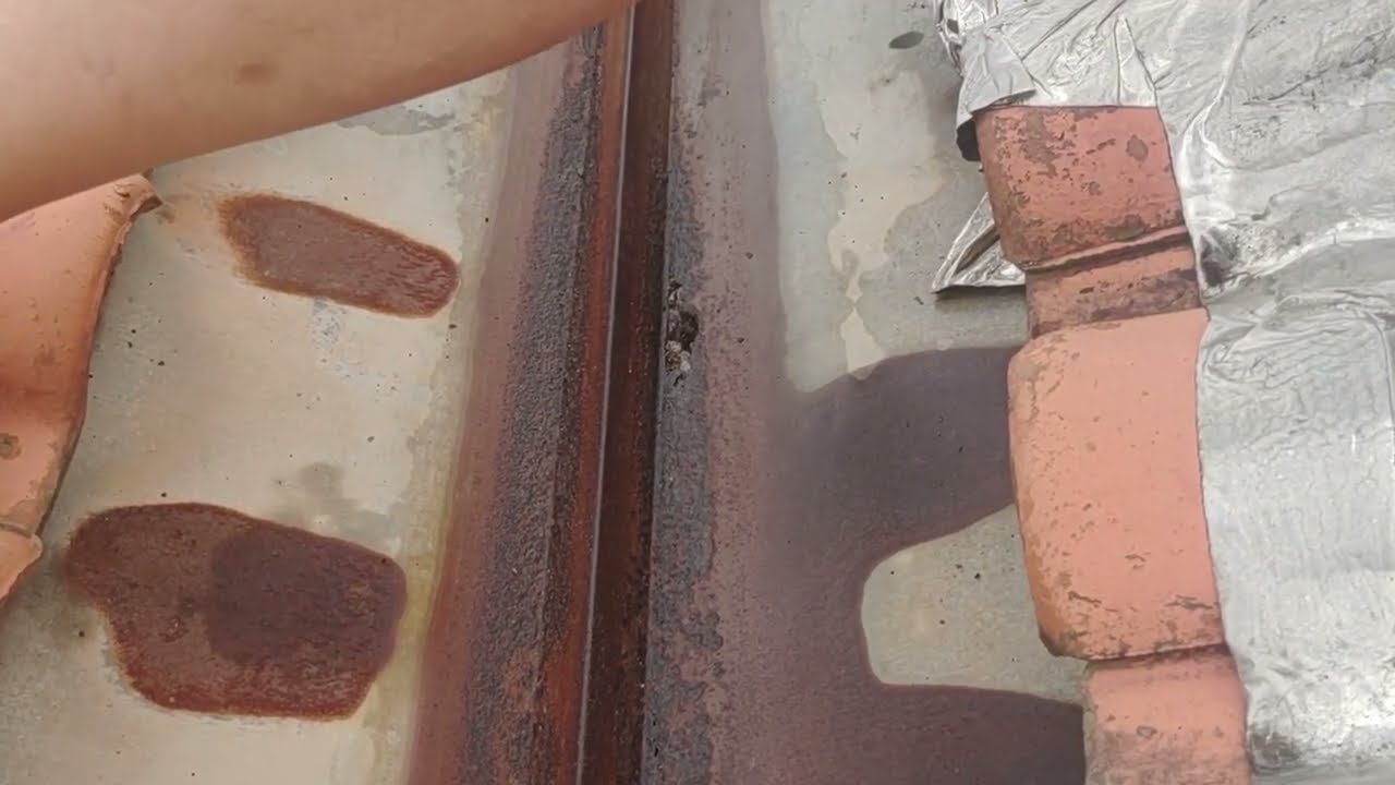 Excesso de sujeira e furos na calha ocasionam goteiras em seu telhado