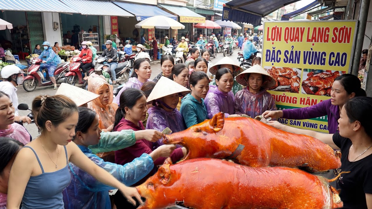 Lunar New Year Rush! Hundreds Fight to Order Roast Pig for Family Reunion
