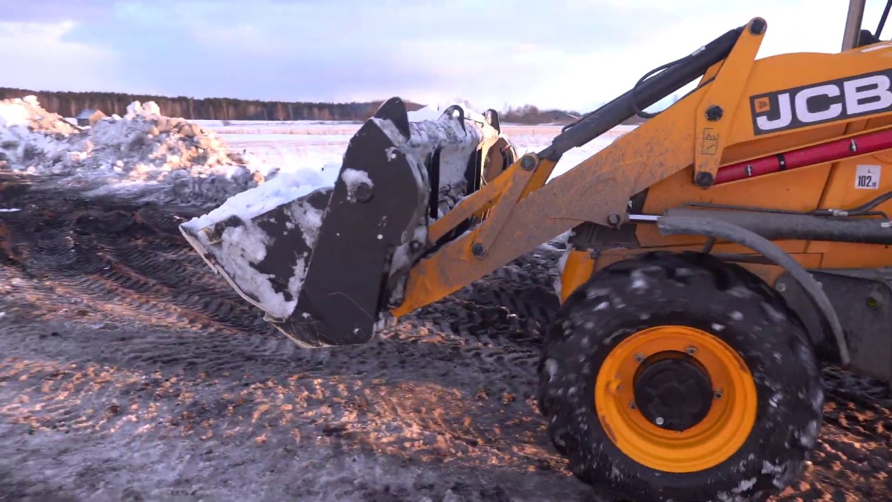 Koparka ciągnikowa JCB 3CX czyści śnieg i brud