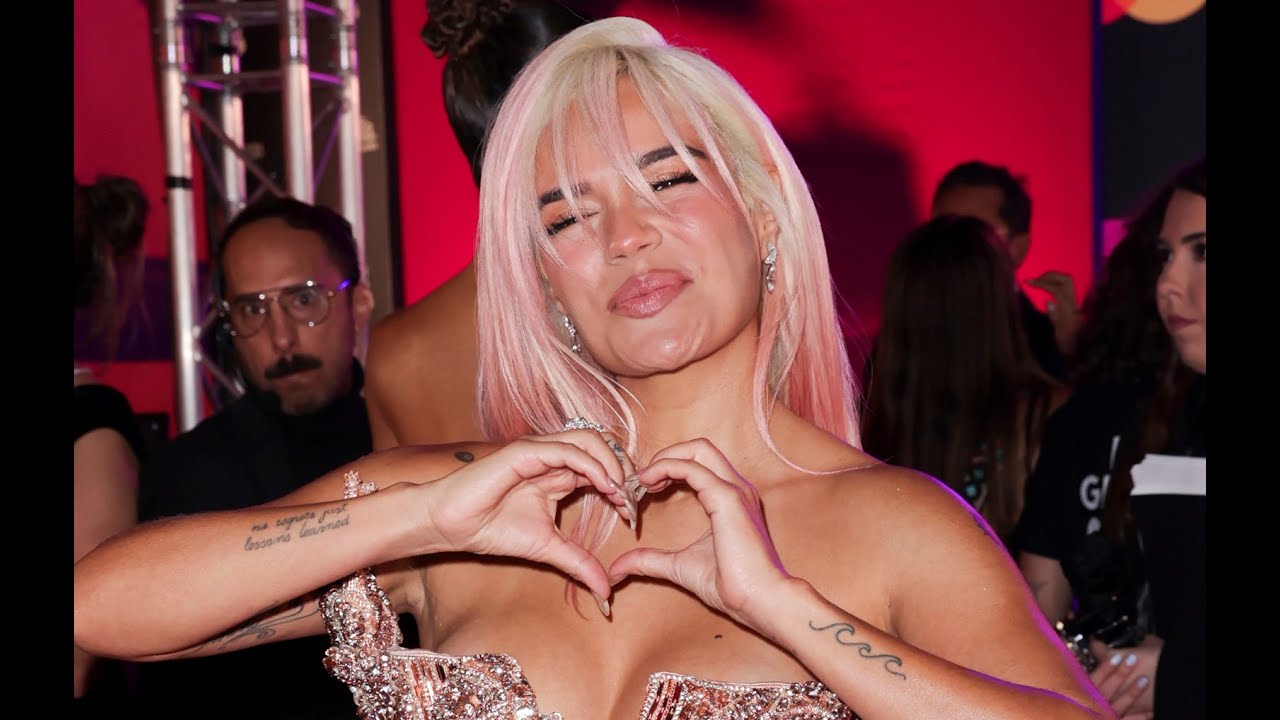 Karol G Deslumbra en los Latin Grammy's: Una Noche de Estilo, Emoción y Talento