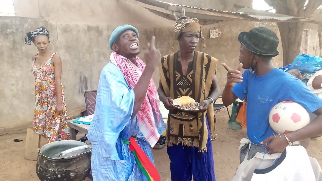 Le Fou Woroli avec KHASSA et sa femme Maïni la vendeuse