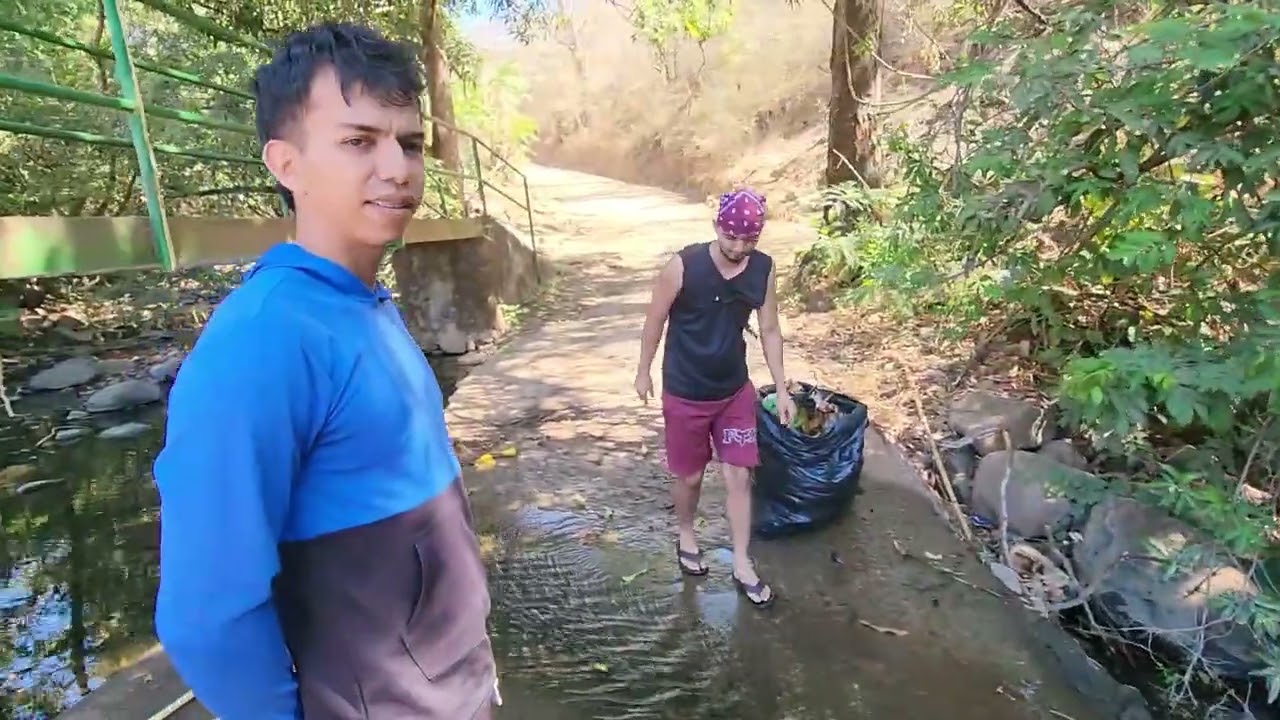 Reunimos a 6 Indigentes para Limpiar el Río de Nuestra Comunidad 😂