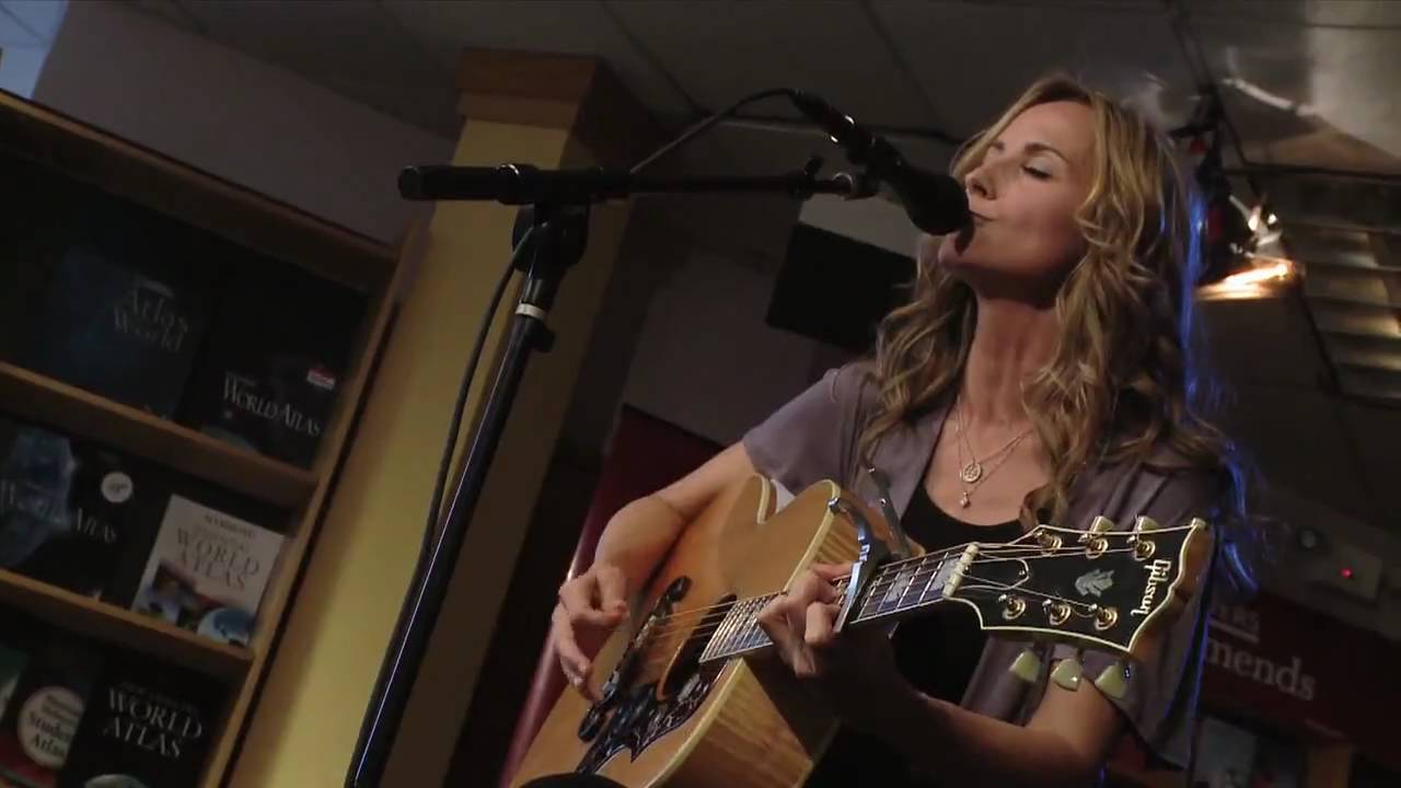 Chely Wright Performs 