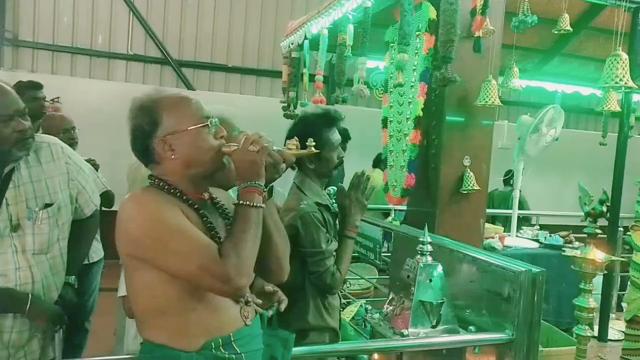 கணக்கம்பட்டி சித்தர் ஜீவசமாதியில் சங்குநாதம் முழங்கும் போது.