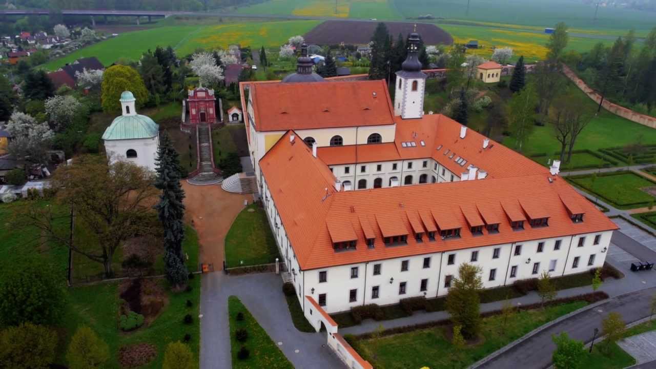Klášterní areál, Ostrov