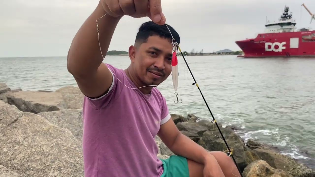 PESCARIA DE VARA DE MÃO NA PRAIA DE IMBETIBA-MACAÉ! CAÇANDO OS PEIXES NAS PEDRAS🎣