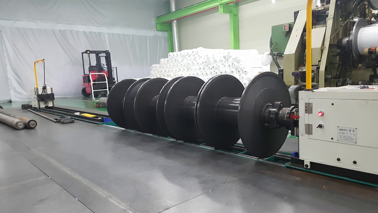 warp knitting machine beam shaft insert machine 트리코트 기계의 빔탈착기 작동영상입니다. 제작 한희돈