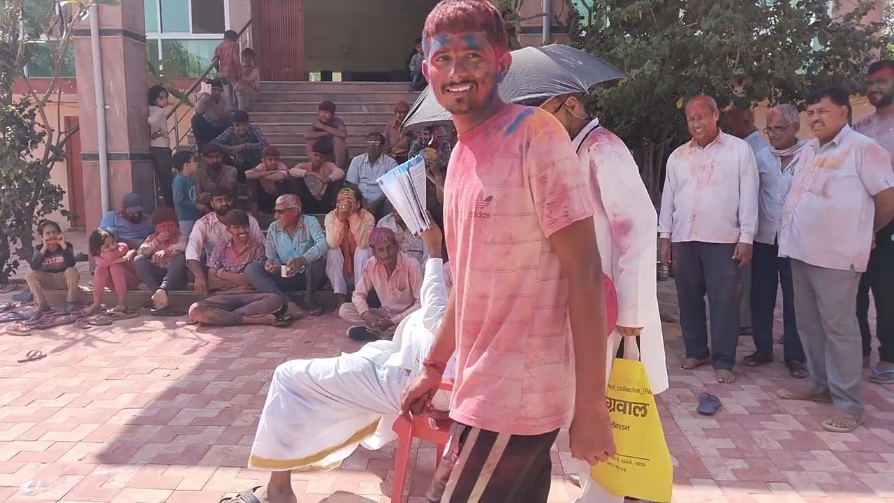 होली के पर्व पर नाटक नृत्य कर मनोरंजन करते हुए 