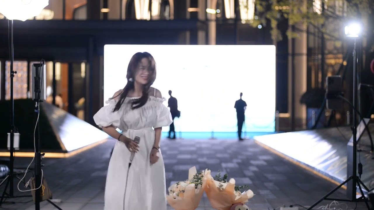 小姐姐路边翻唱张惠妹高难度歌曲《听海》，一出声就知道不简单！