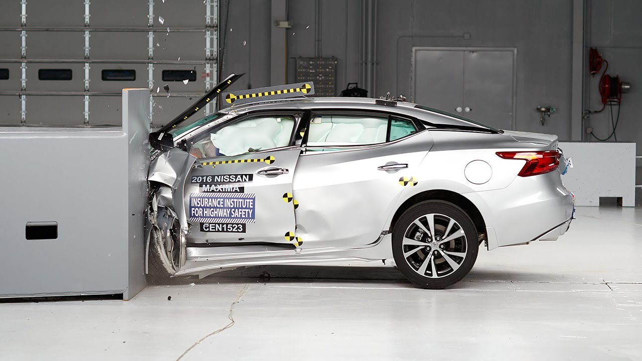 2016 Nissan Maxima driver-side small overlap IIHS crash test