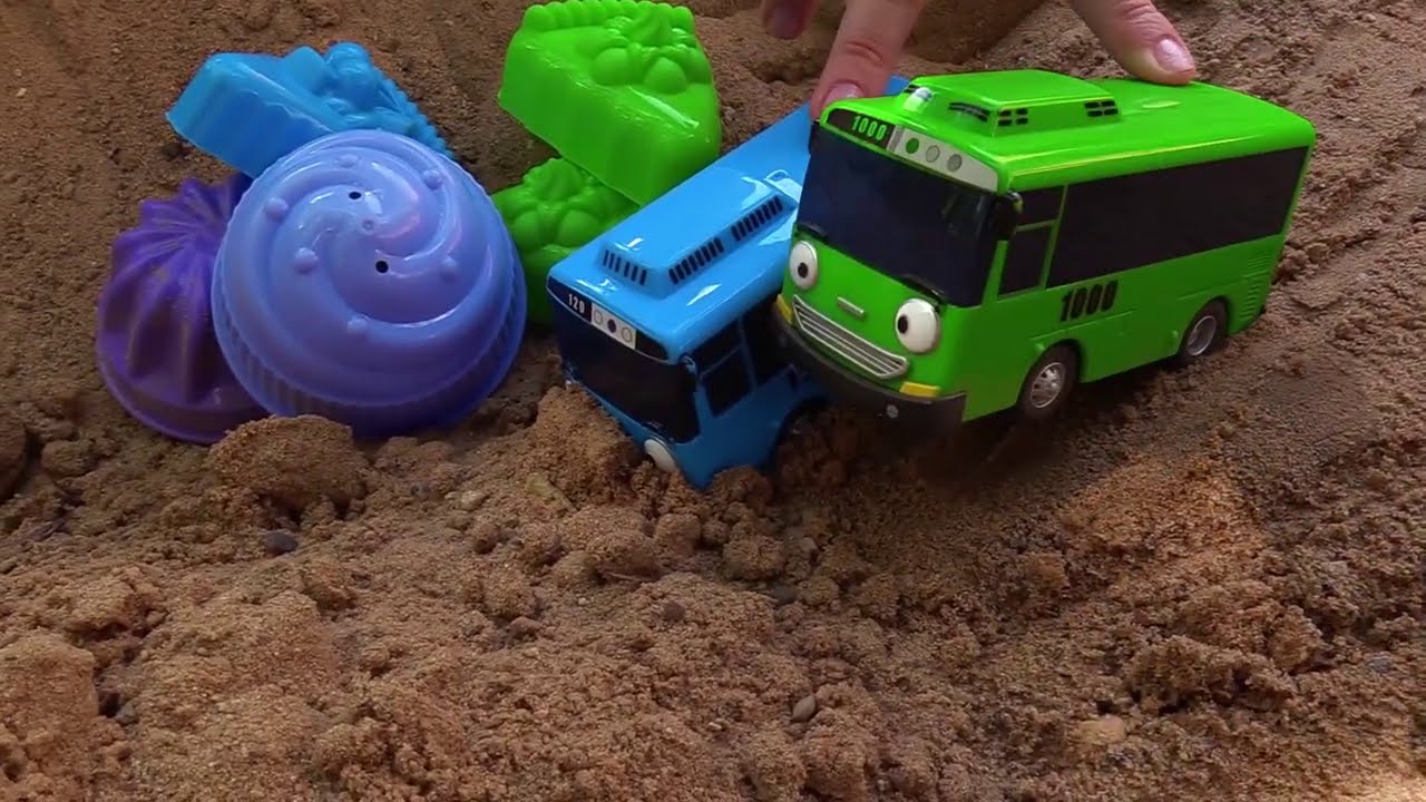 Lasten leluautot hiekkalaatikolla. Lelubussit ja hiekkamuotit. Lasten leluvideo