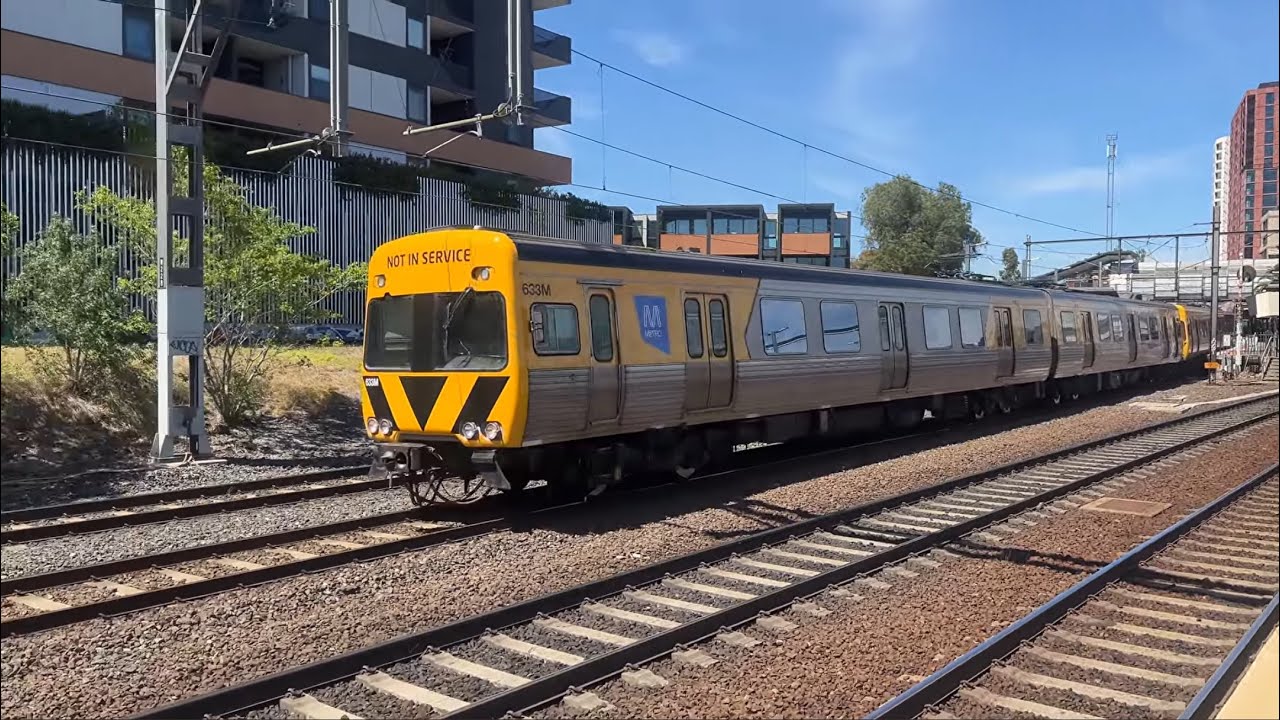 Metro ECOM Comeng Passes Through Footscray Station from Newport to North Melbourne - HORN SHOW