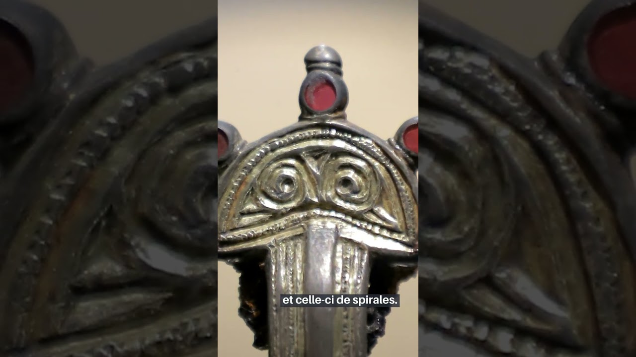 Lumi&egrave;re sur une fibule m&eacute;rovingienne du mus&eacute;e de l'Ardenne