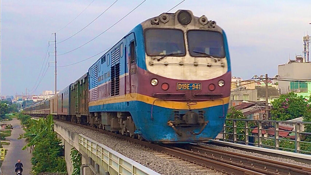 [02/12/2021] Chuyến t&agrave;u SE8 rời phố S&agrave;i G&ograve;n trong buổi s&aacute;ng ng&agrave;y m&ugrave;a đ&ocirc;ng