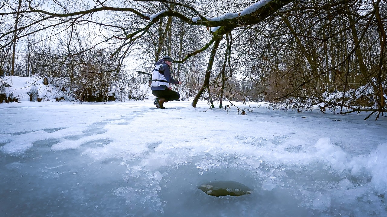 Pierwszy raz na lodzie &ndash; coś pięknego! 🔹 @ZWEDKARSKIEGOPUDEKA łowi, a ja nagrywam