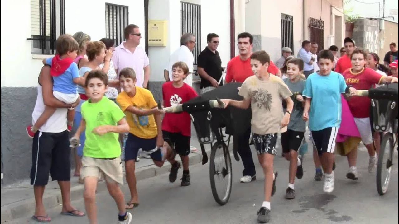 Encierro con carretones Driebes 2011.WMV
