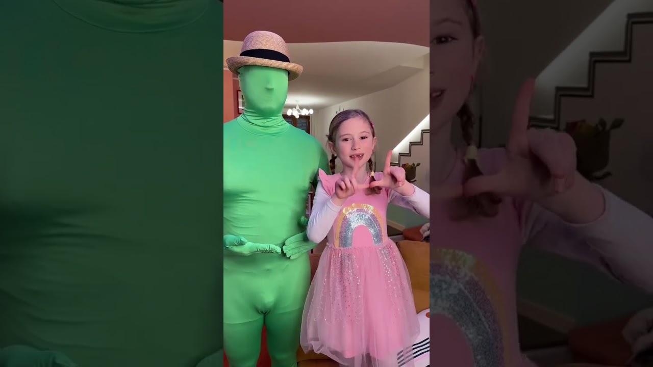 Giorgia fa nuovo balletto di TikTok con l'uomo verde! #salvoegiorgia #shorts