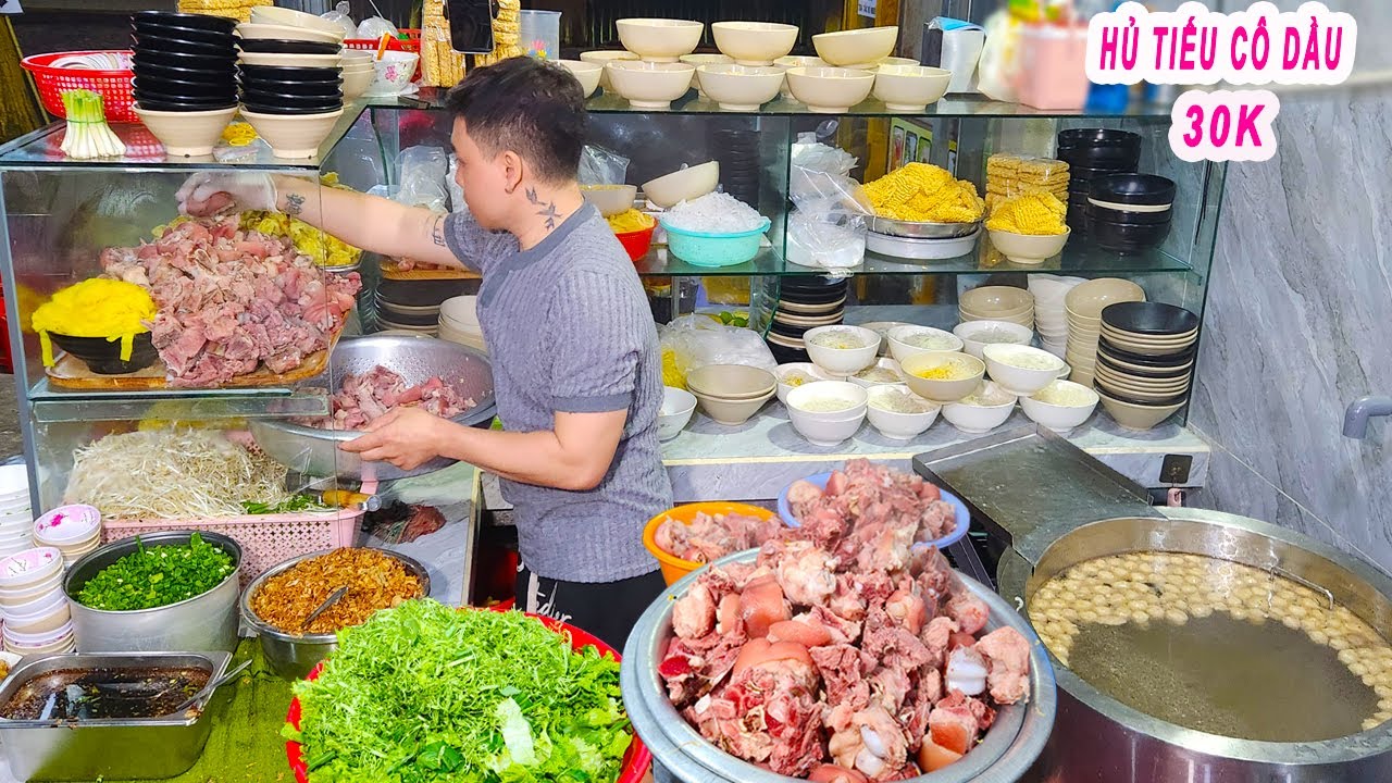 Hủ Tiếu Cô Dầu Gia Truyền 30 năm | Độc lạ Hủ Tiếu ăn với Rau Muống ở Sài Gòn