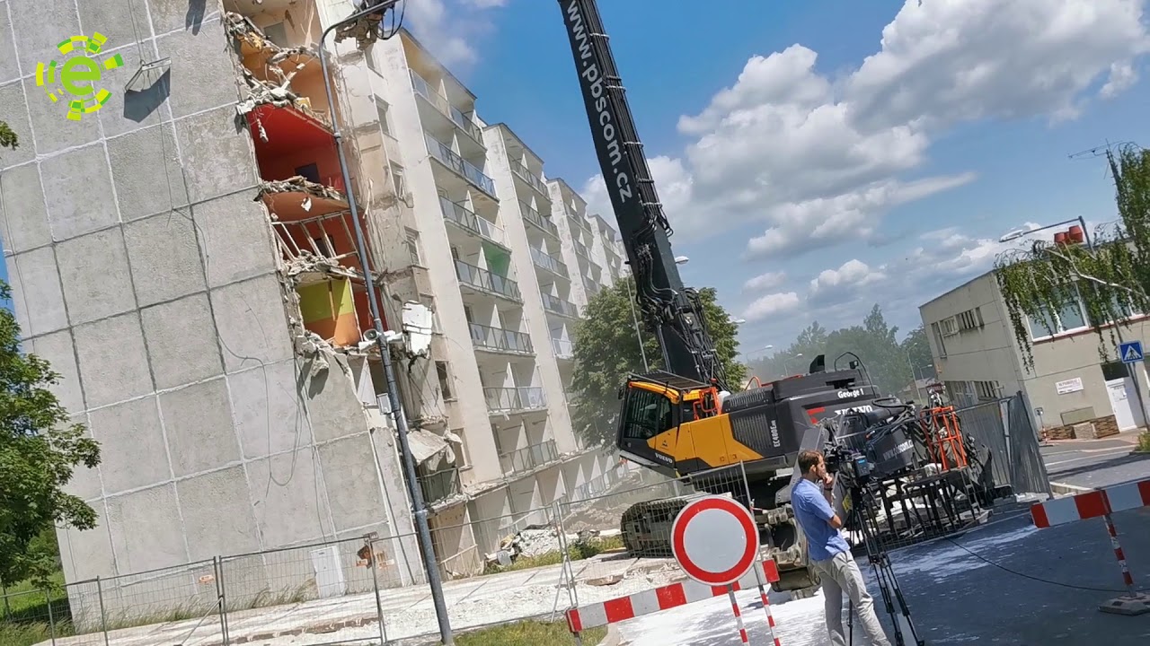 Demolice panelového domu v Janově