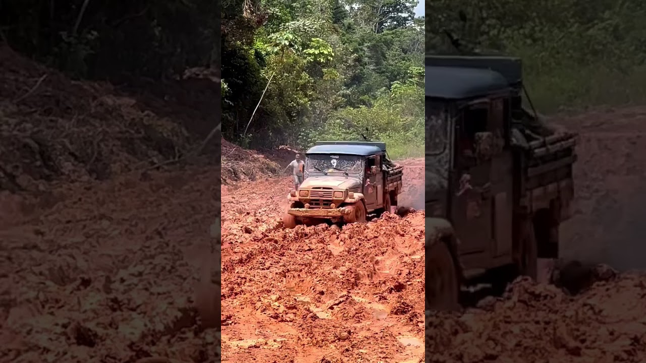 Bandeirantes atravessando atoleiro na Transamaz&ocirc;nica. #atoleiros #4x4 #toyota #bandeirantes