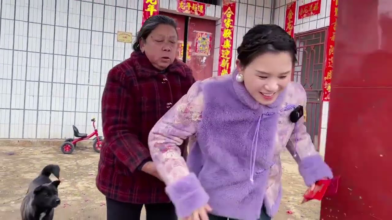 满心欢喜给阿姨拜年，却生气赶我走。剪不断的情谊太沉重。