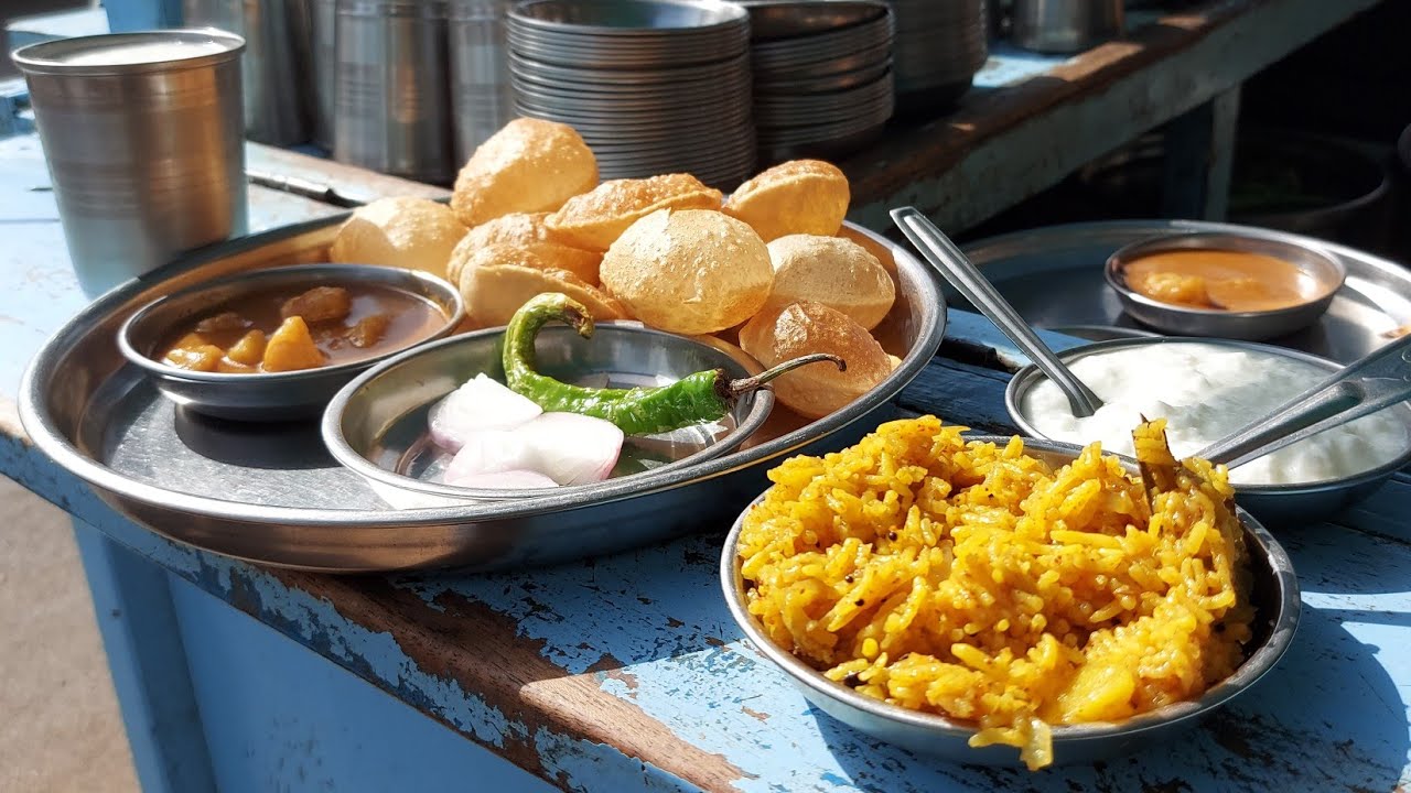 ₹20 મા ભુજનો ફેમસ બ્રેકફાસ્ટ ખારીભાત ₹20 માં પૂરીશાક | મારાજ નામ ભૂજમા ઘણુ કોમન | Kutch Food tour