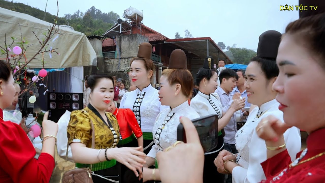 Gặp gỡ các nghệ nhân Tết 17 tại nhà chủ kênh hoàng thi hát thái 