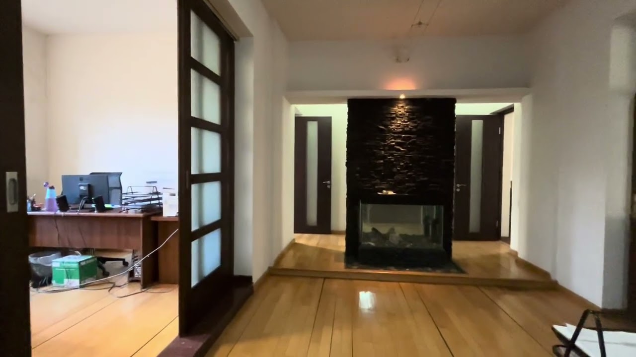 AP Продается квартира в старом доме.187м2-300000$.