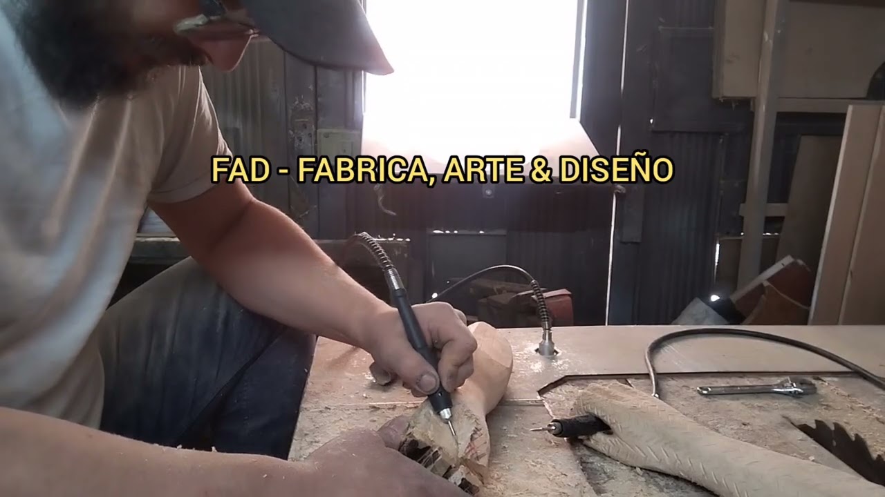 Esculpiendo en madera.