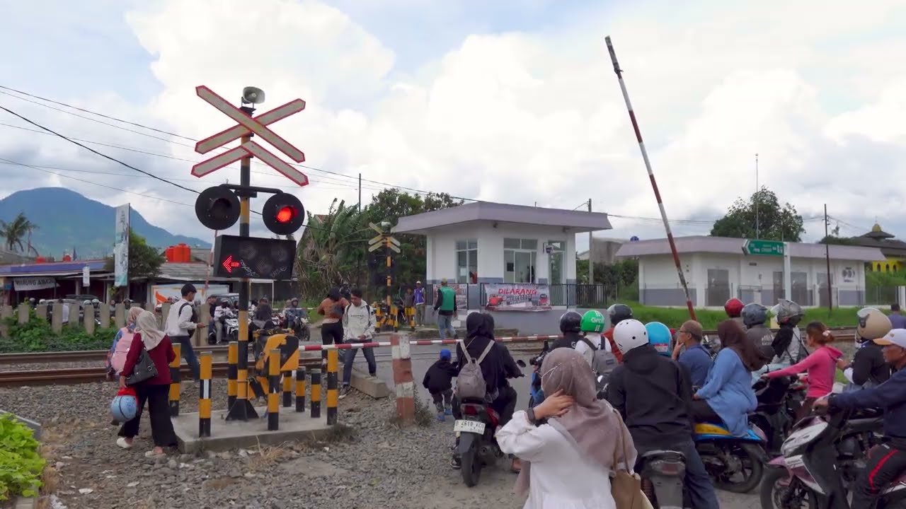 RAILWAY CROSSING - Palang Pintu Perlintasan Kereta Api Moment 2 Kereta melintas