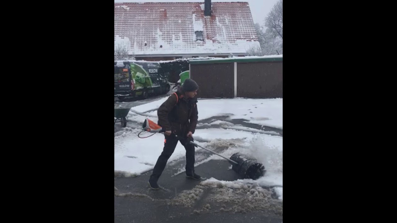Stihl KMA 130 R mit Kehrb&uuml;rste KM KB