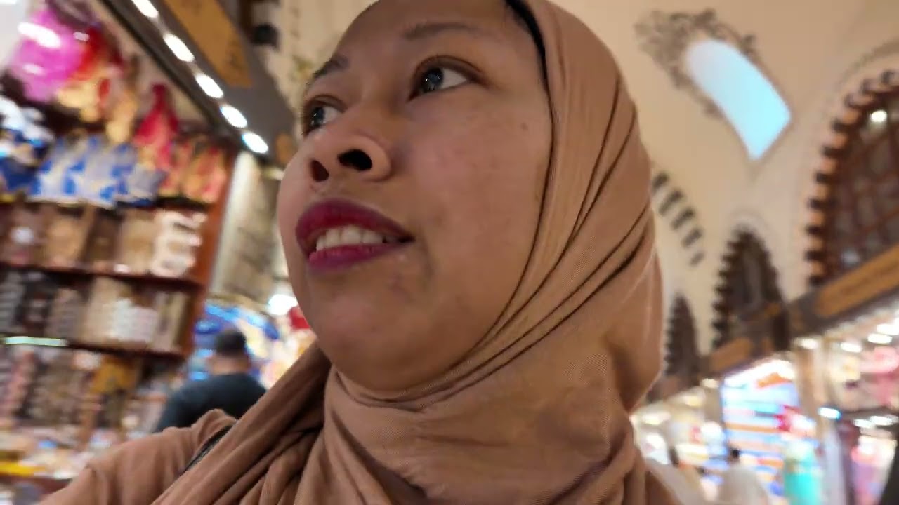 mısır çarşı gittik ama mısır yok, kapalı çarşı gittik ama kapalı değil, her şey açık .