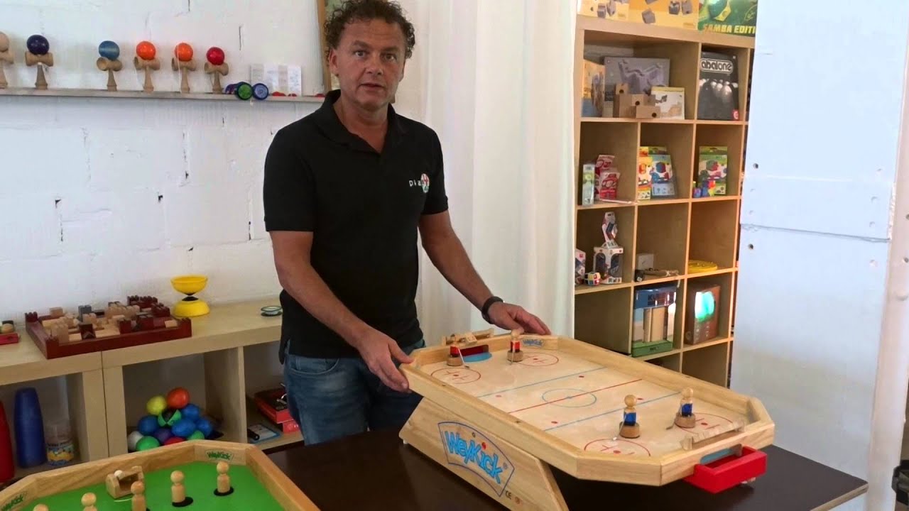 Geschenk: Fussball und mehr. WeyKick Holzspiele, Schweiz